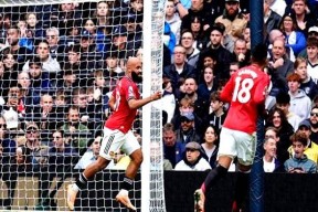 9体育-包含赛后曼联调整名单以备社区盾；绝杀压哨环节打磨；悬念犹存；赛程密集仍需轮换的词条